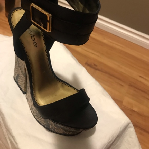 Beautiful sandals - Picture 2 of 5